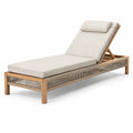Tumbona de madera de teca con cojines beige